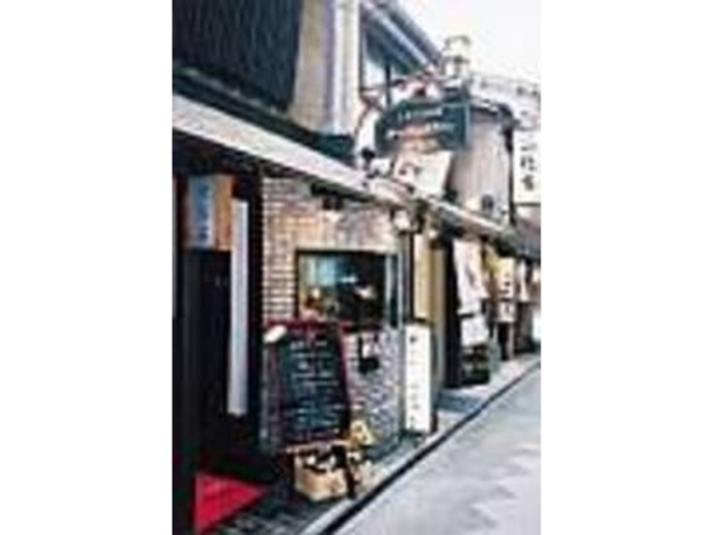活魚が悠々と泳ぐ水槽。先斗町を入るとスグ_オーベックファン先斗町
