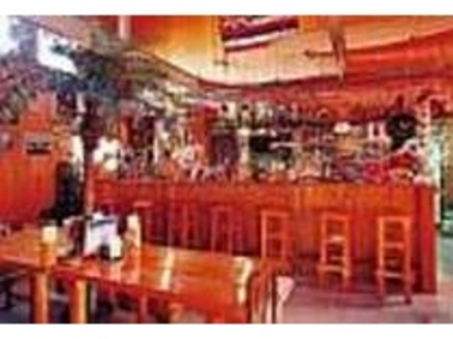 所狭しとハワイグッズが並ぶにぎやかな店内_KAPUna HAWAII風 居酒屋