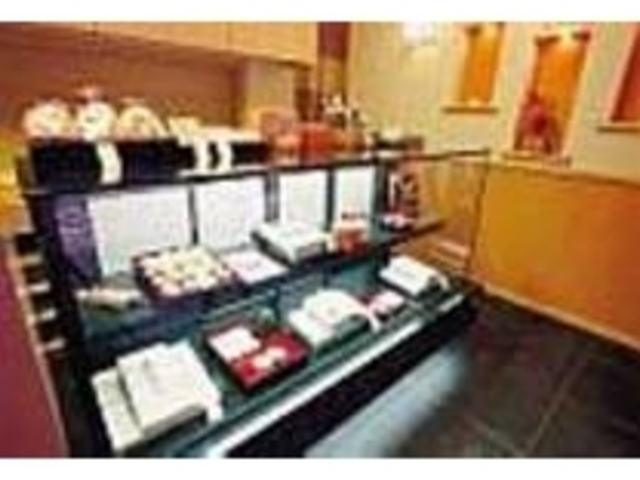 小さな店内には上品な米麹の香りがふんわり_御菓子司 さゞ波