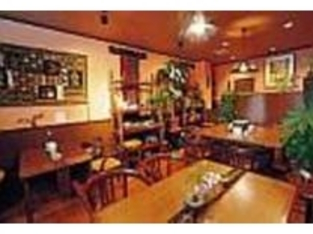 民芸調の雑貨と陶器で飾られた洒落た店内_カフェ こでまり