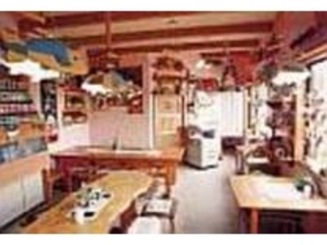 温かみのある店内には木工品や絵手紙が一杯_Woody花丸