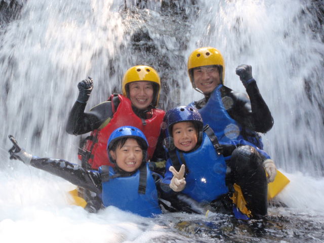 ファミリーで水遊び!
体験キャニオン_アウトドアガイドツアーEARTH軽井沢ベース
