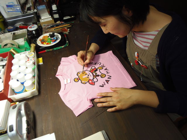 スクリーン印刷の絵付けを体験中_絵馬工房 夢楽童絵馬