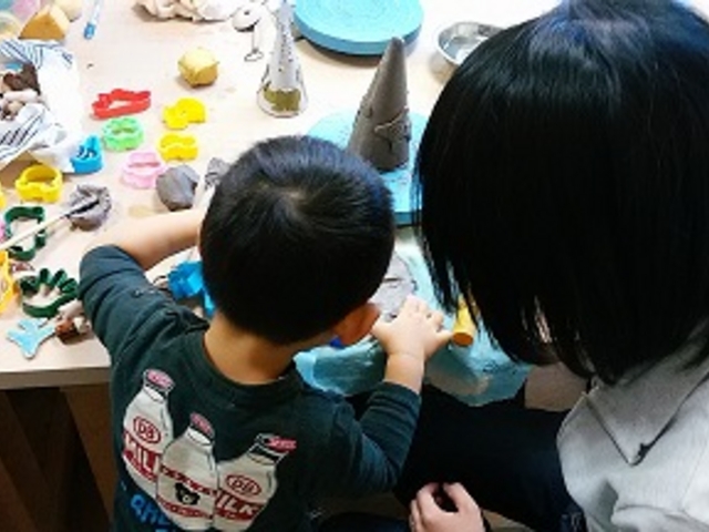 こども(幼児)体験:お母さんのサポートで最後まで頑張りました_リリアート陶芸教室