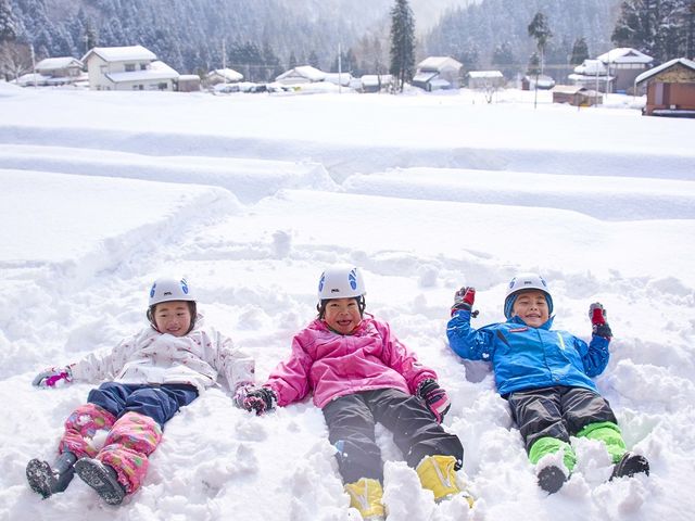 雪の上に寝転がる子供達_ツリーピクニックアドベンチャーいけだ