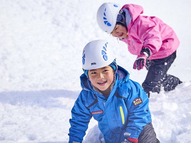 雪遊びをする子供_ツリーピクニックアドベンチャーいけだ