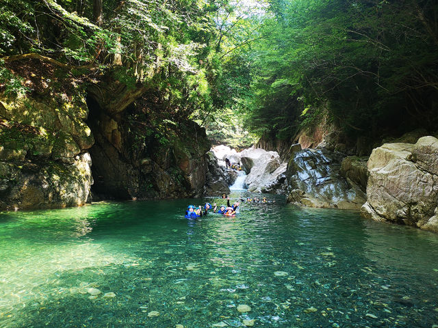 白い岩ときれいな水が特徴的な沢です。_タオアドベンチャー神崎川ベース