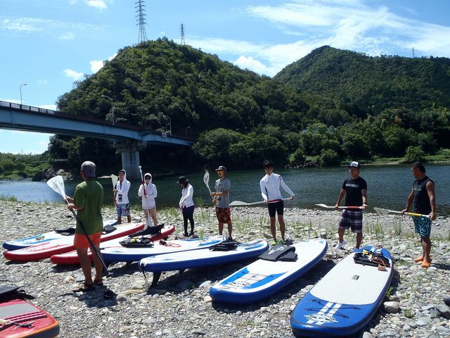 集合場所からスタート地点へ!まずは川辺でSUPのレクチャーを受けましょう。_フリーク