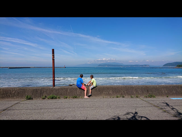 おもいーっきり海で楽しんだ子供達♪海を見ながら夏の思い出話しているのかな。_海山自然体験セミナーハウスハンターズイン