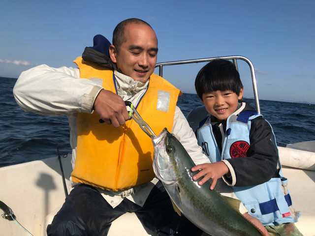 ハマチ、こんな魚が釣れたら嬉しいし釣りにハマりますね。_釣り船 有明浜遊び体験