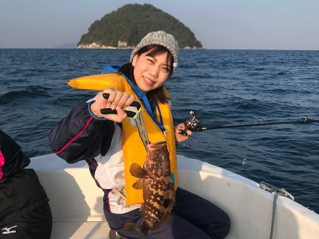 初めての釣り体験でいきなりのアコウです。_釣り船 有明浜遊び体験