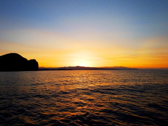 積丹半島に沈む夕日_小樽青の洞窟クルーズ