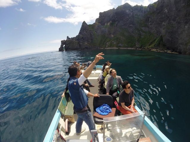 船を止めて丁寧にご案内するので写真もばっちり_小樽青の洞窟クルーズ