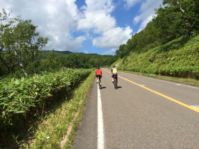 大自然の中で、交通量の少ない道路を快適に走れます。_知床サイクリングサポート