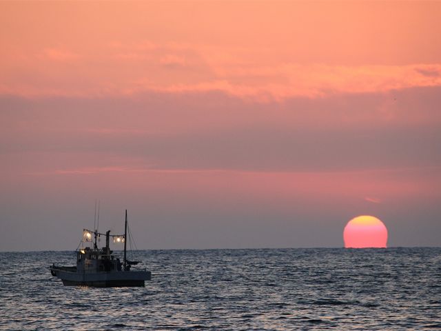 秋は海に夕日が沈む、数少ない場所です。
サンセットクルージングも開催しています_マリン クリエイト 井田