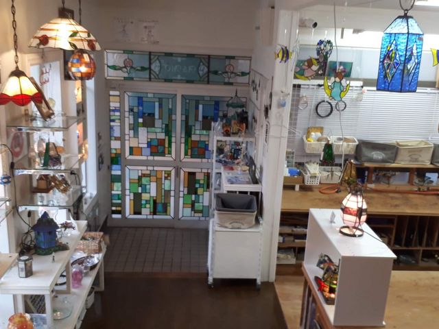 ステンドグラスをはじめ、吹きガラスやとんぼ玉など様々なガラス工芸品を展示・販売しています♪_アーティストショップA&MO2(ガラス工芸)