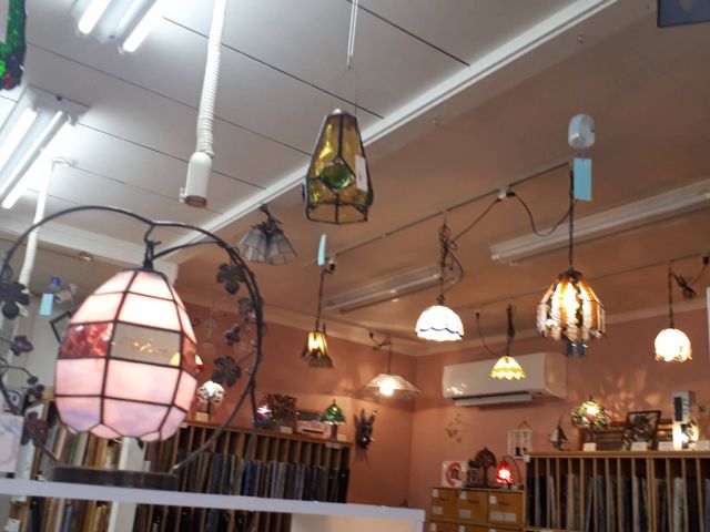 店内に飾られた沢山のステンドグラスランプも是非ご覧ください♪_アーティストショップA&MO2(ガラス工芸)