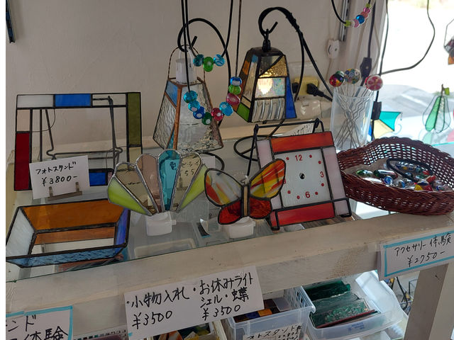 体験で作ることができる作品が並べてあります!
お好きなものを選んでくださいね♪_アーティストショップA&MO2(ガラス工芸)