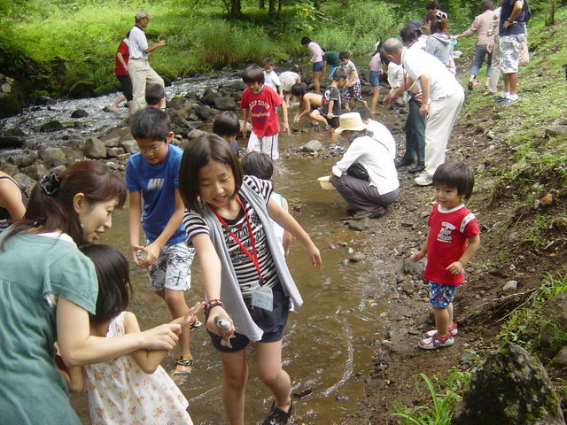 渓流魚のつかみ取り_日光・まなかの森