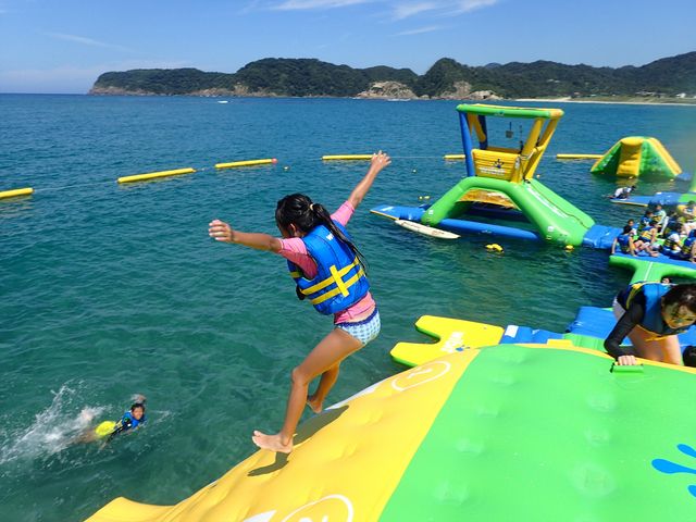 滑り台でおもいっきりキレイな海へGo!_フロリックシーアドベンチャーパーク