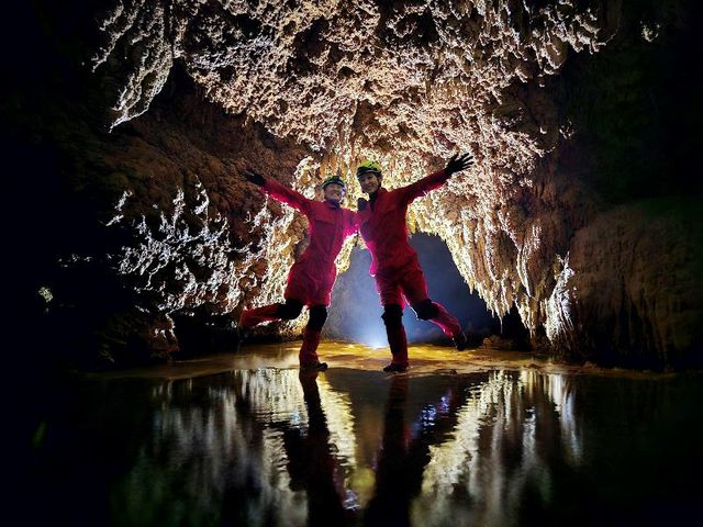 水面に映る自身も含めた、洞窟版ウユニ湖的な写真も好評♪_ケイビング&ダイビング シードリーム沖泳良部