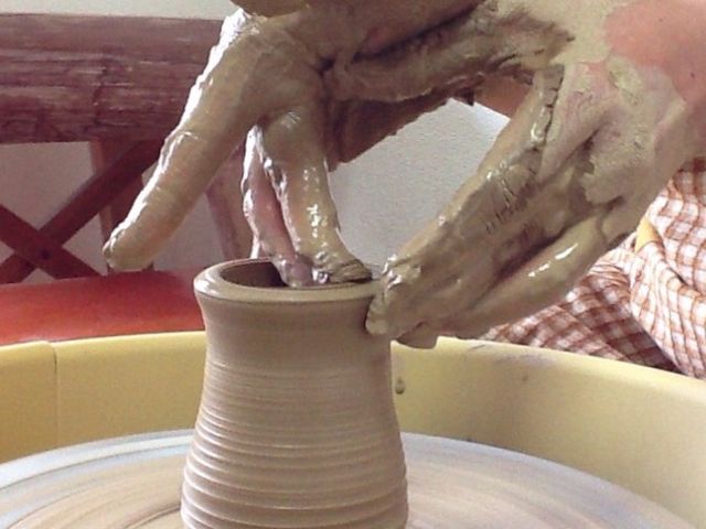 日常ではなかなか味わえない土の感触は格別♪_陶芸教室 ceramic studio QUM