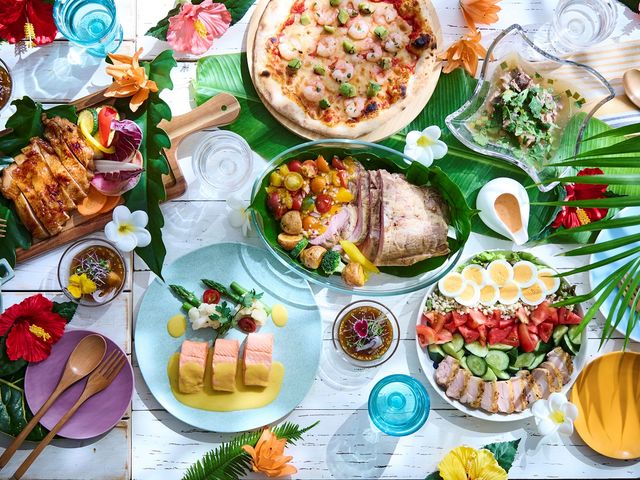 季節ごとの限定フェアで訪れるたびに新しい美味しさに出会うことができます。(写真例: ハワイアンフェア)_シェラトン・グランデ・トーキョーベイ・ホテル