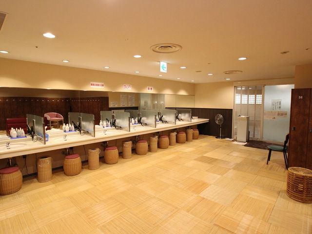 1階 天然温泉施設「八百治の湯」更衣室_八百治博多ホテル