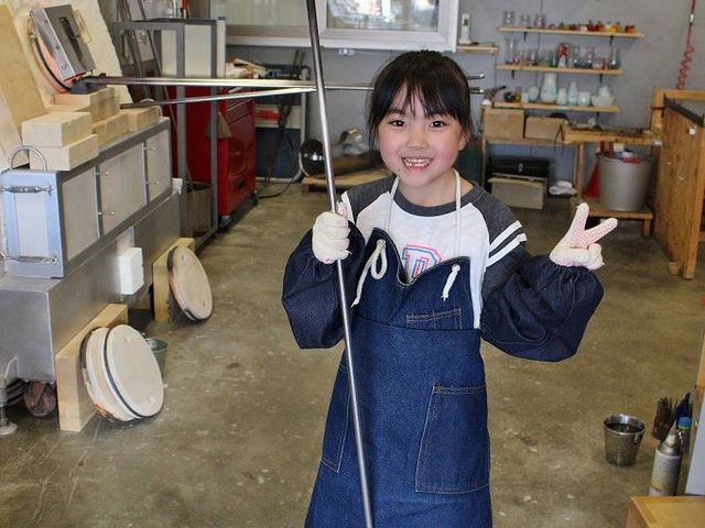 出来上がり!最後にガラスをもって記念写真を撮ります。_glass art N+