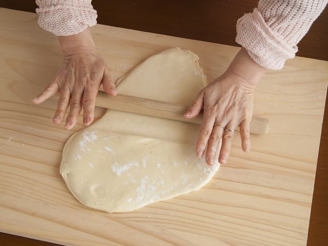 生地を延ばして太目に切ります。_体験食館侍SAMURAI