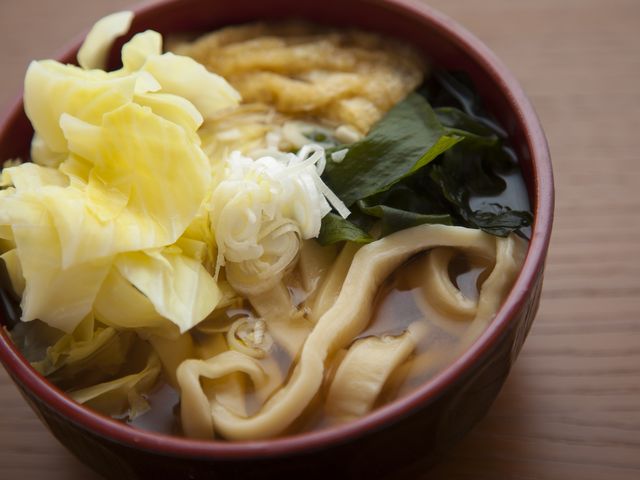 吉田のうどんの特徴は、コシ・太く硬い麺。_体験食館侍SAMURAI