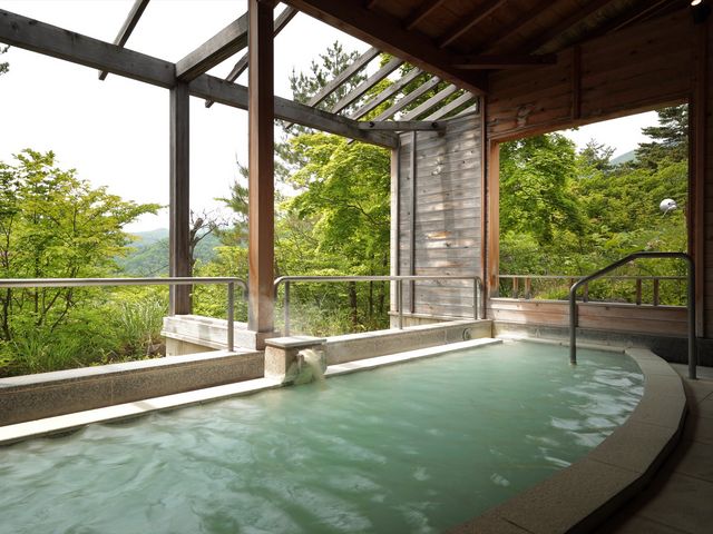 貸切露天(ひめさ湯り)壱の湯 新緑の時期は美しい緑を望みます_花月ハイランドホテル