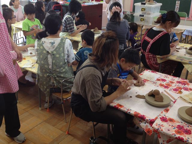 出張体験では親子そろって陶芸体験を楽しんでいます。_夢現窯
