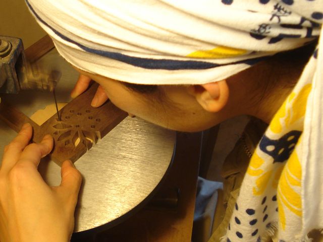 写真立ての模様切抜き作業_マサチロ雑貨店