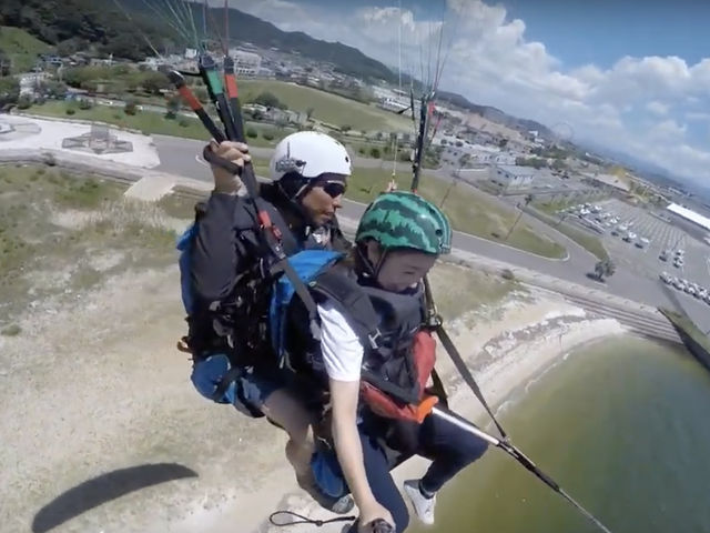 ボートにひかれてすぐに上昇。いとも簡単に!パラセーリングの要領ですね。_空ともパラグライダースクール