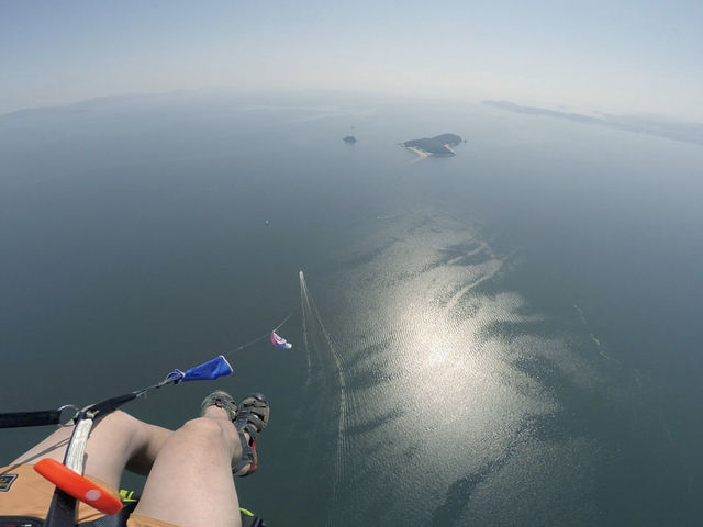 上空250Mあたりでインストラクターがボートとのラインを切り離します。_空ともパラグライダースクール
