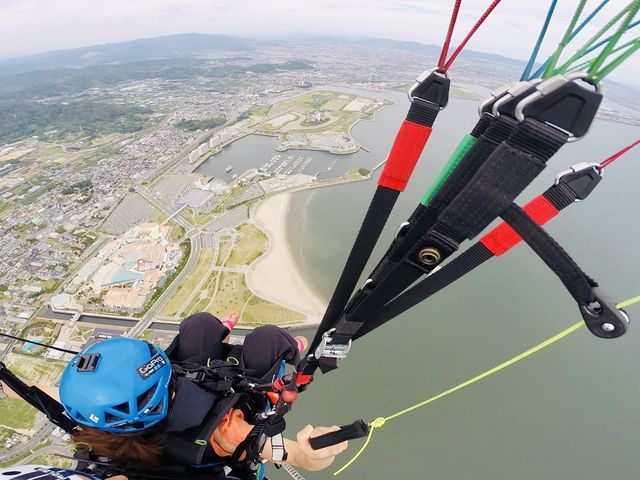 15分から20分の大空の散歩。海を見渡す景色は未体験なはず!ゆっくりと写真を撮りながら空を飛ぶ鳥のような世界を満喫してください!_空ともパラグライダースクール