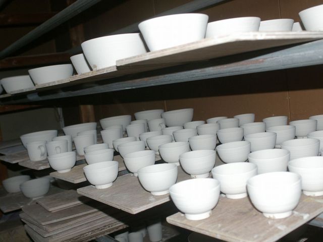 出来上がった作品を乾燥して窯に入れます_風の窯