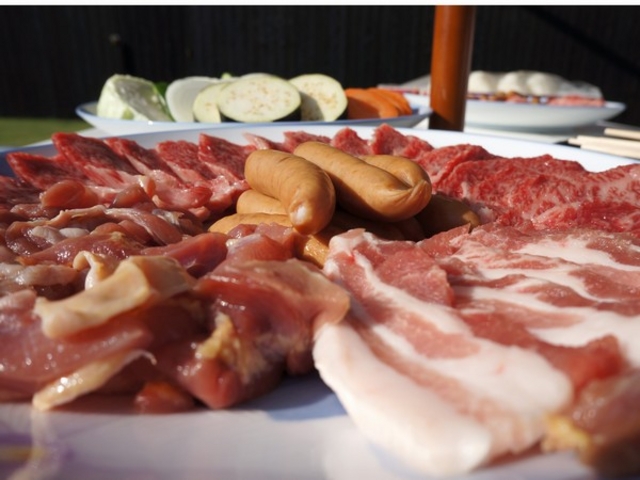 セット内容には豚肉、鶏肉、ウインナーetc・・_ザ ガンジーホテル&リゾート
