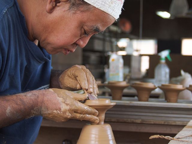 陶歴約30年の職人。酒壷、カラカラ、土瓶なんでもお手の物!_壷屋焼 窯元 陶眞窯