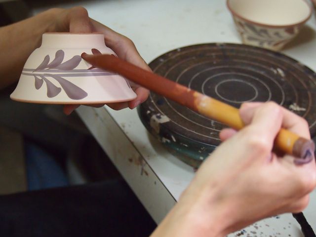 人気の染付!素焼をした後絵付けします。この柄は連デイゴ。_壷屋焼 窯元 陶眞窯