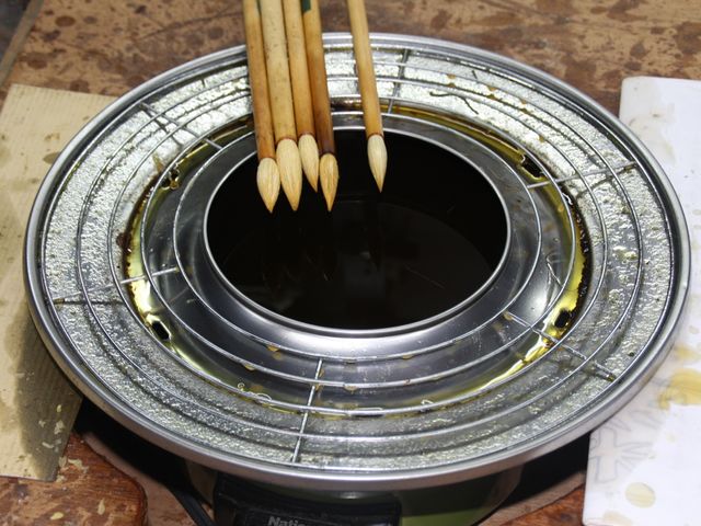 ロウを溶かす鍋_京ローケツ やまもと染工