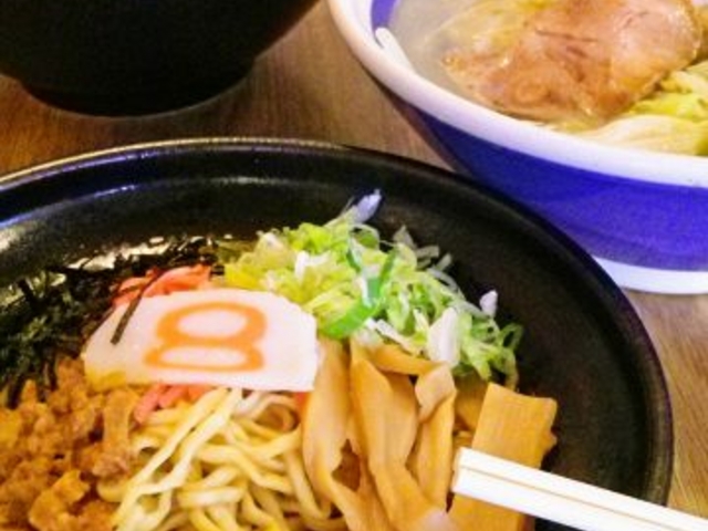 8番らーめん 中川原店の写真1