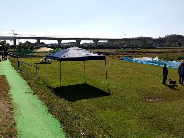 第二阪奈の中町インタ^−から約3分。大阪市内からでもあっという間に広大なスペースを独り占め。_大和の里 RVファーム