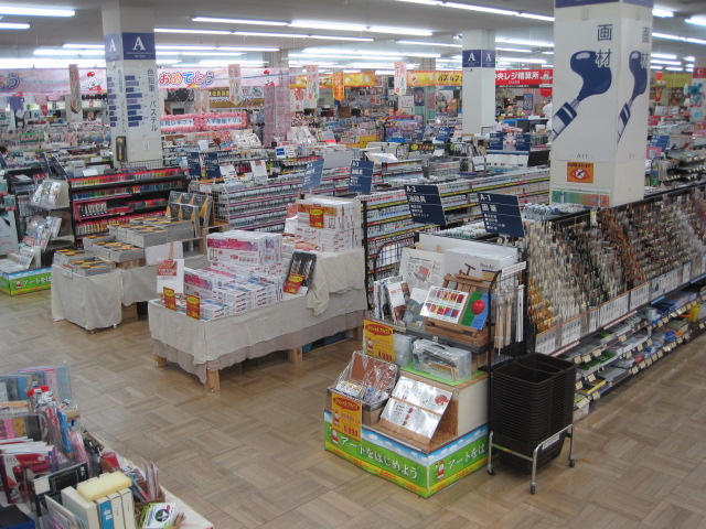 スーパーセンタームサシ新潟店の2階にあります。広い駐車場も完備しております_アークオアシス新潟店