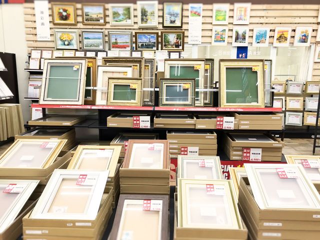 額装コーナーではオーダー額縁も承ります_アークオアシス金沢店