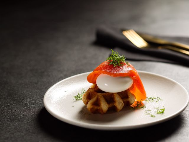 クロッフルベネディクト_なんばオリエンタルホテル Bloom Field DINING