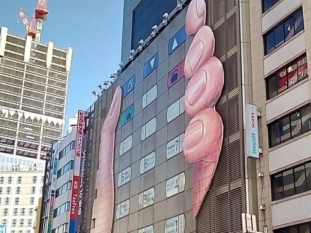 こんなに凝った外壁。観光客の買い物なら目印にぴったり。_ビックカメラ池袋店 パソコン館