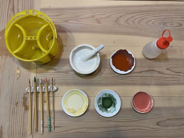 絵付けの道具はこちら。_俊山窯