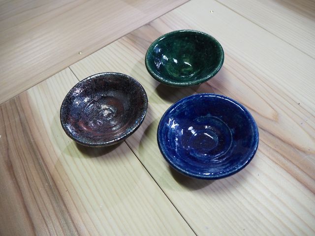 楽焼の釉薬がけ。色の変化を楽しみます。_俊山窯